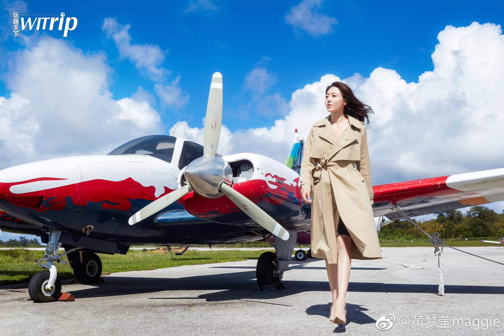 黄梦莹坐姿展现整体造型，黑色皮裤与简约上装的搭配诠释了现代摩登风格，眼神坚定展现出从容不迫的时尚掌控力