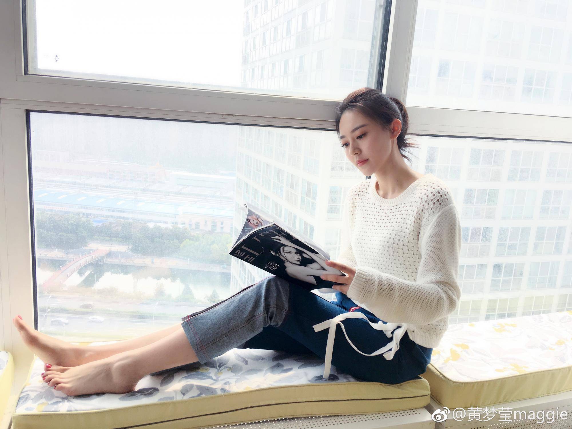 黄梦莹的动态瞬间捕捉，身体曲线在紧身装束下舒展，动静结合的画面充满了故事感和流动的生命力