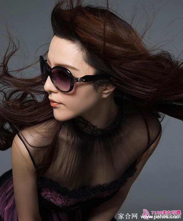 范冰冰身着黑白撞色毛衣俏皮演绎复古文艺风格