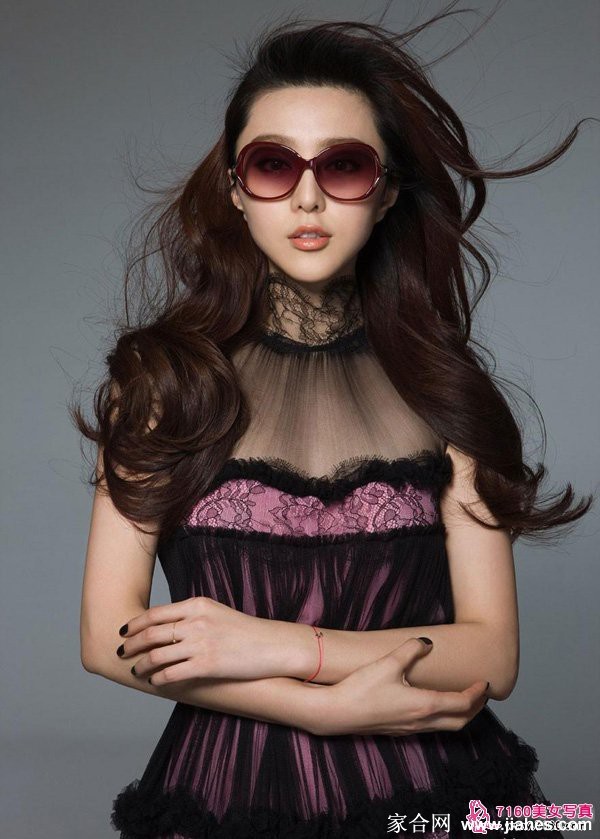 范冰冰复古蜂窝盘发造型手持复古电话展现朦胧美感