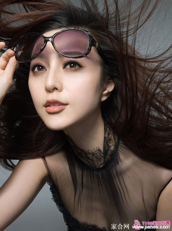 范冰冰侧身凝视镜头黑色裙装与珍珠配饰衬托优雅气质