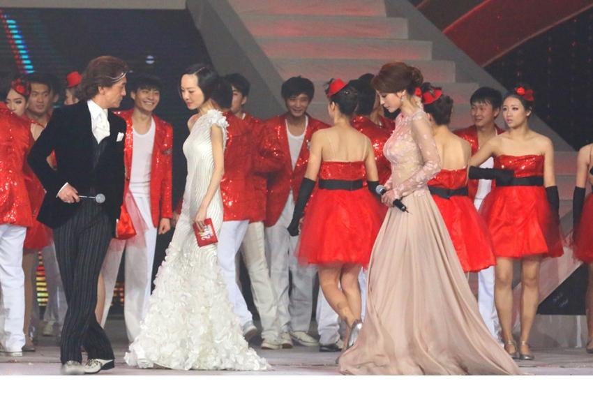 柳岩侧身回眸，黑色裙摆与白色胸衣在光影下形成强烈视觉对比，风情万种