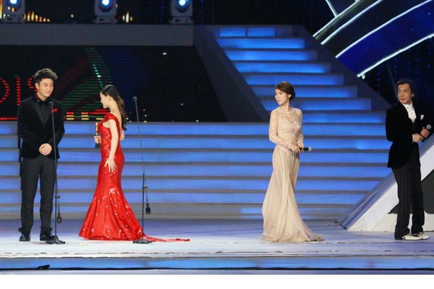 柳岩以慵懒姿态倚靠池边，光影勾勒出其优雅的身姿曲线与复古韵味