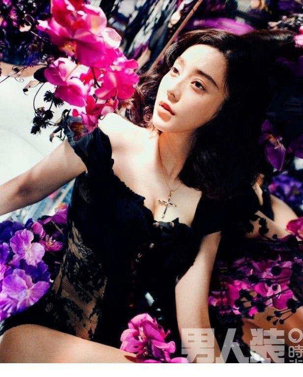 范冰冰眼神迷离斜倚花丛，黑色薄纱难掩妩媚身姿