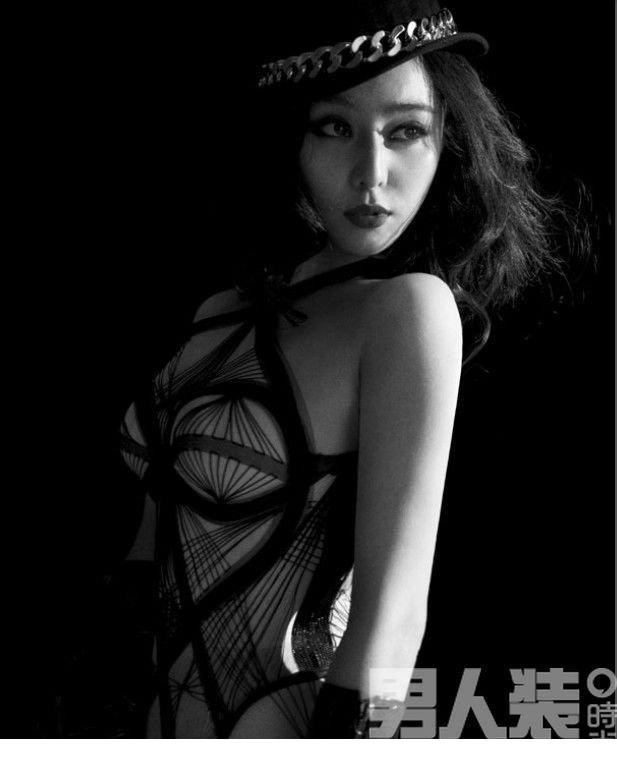 范冰冰轻抚艳丽红花俯身案前，红唇雪肤对比强烈夺人心魄