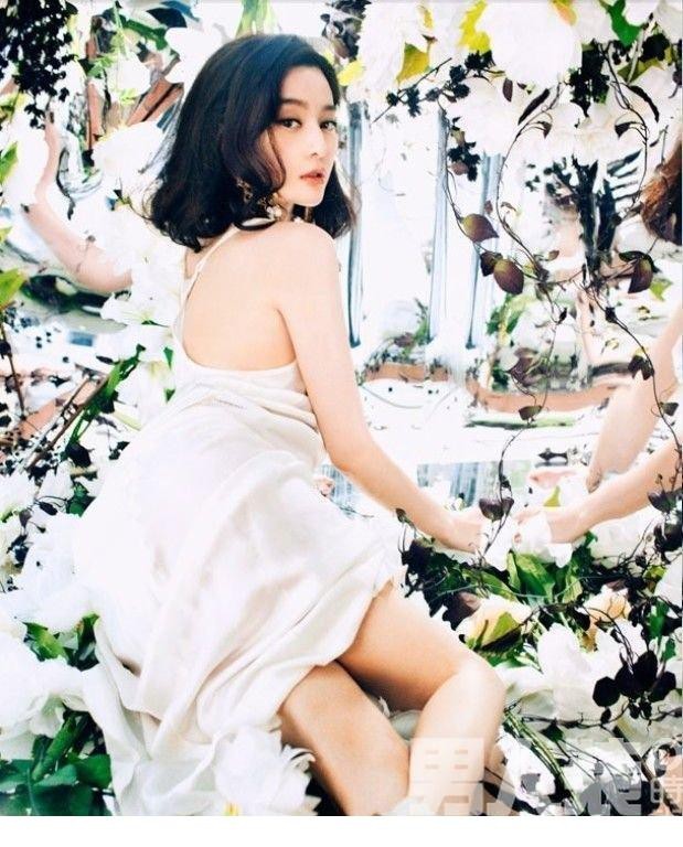 范冰冰身着华丽蕾丝直视镜头，精致妆容下散发强大女王气场