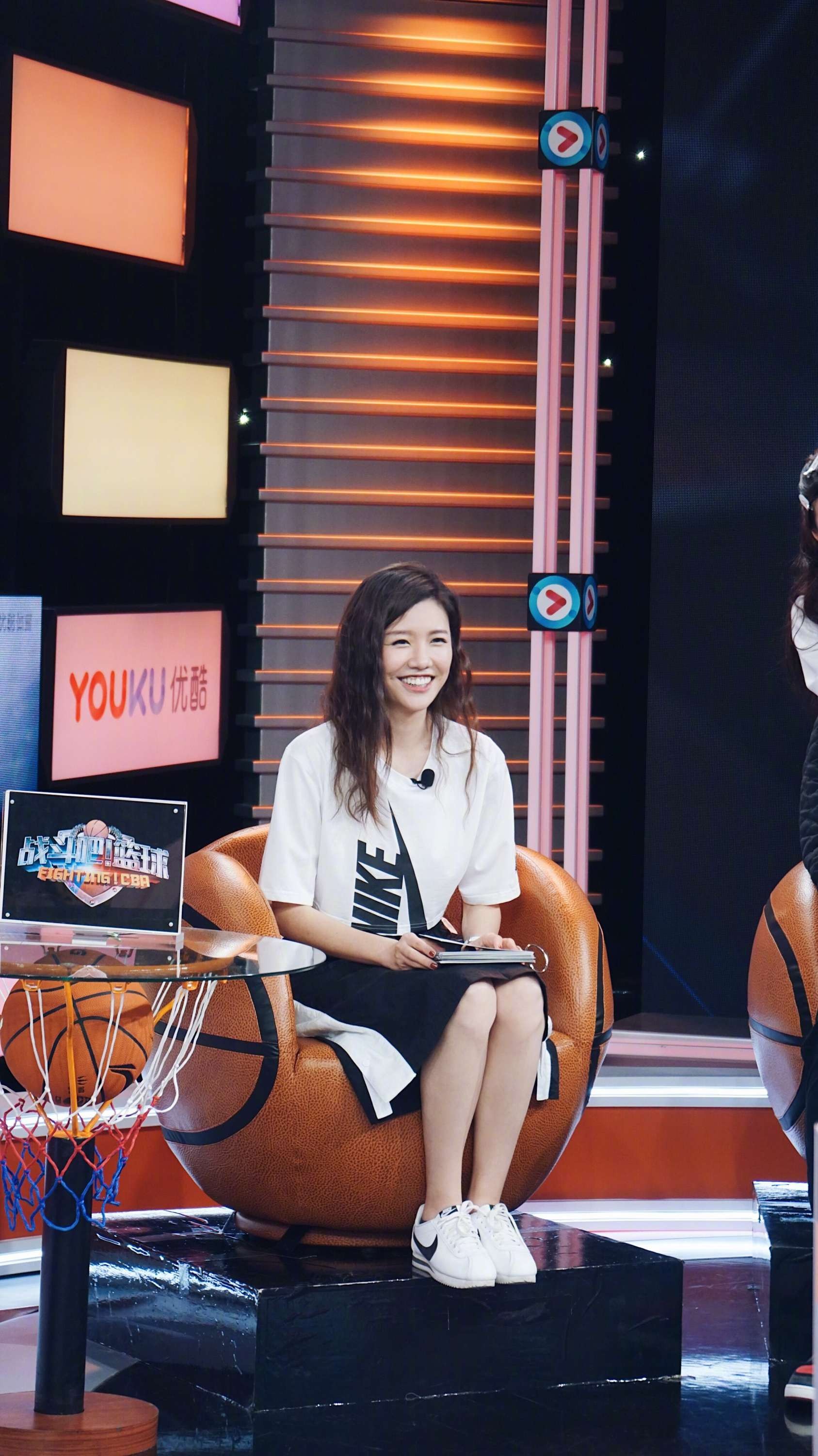 现场灯光璀璨，刘语熙驻足舞台中央，丝袜美腿在光影中更显气质