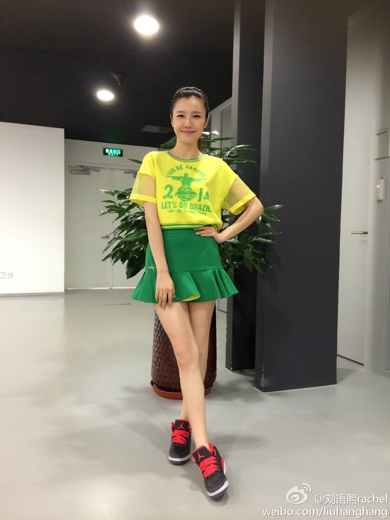 刘语熙面对镜头从容阐述，短裙与高跟鞋搭配凸显其干练与优雅并存