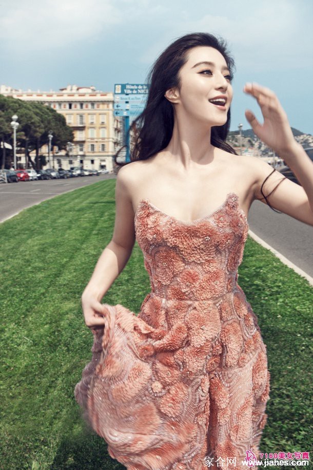 范冰冰躺卧于冰面，一袭白裙如冰花绽放，背景是深邃的蓝，仿佛沉入静谧而梦幻的深海