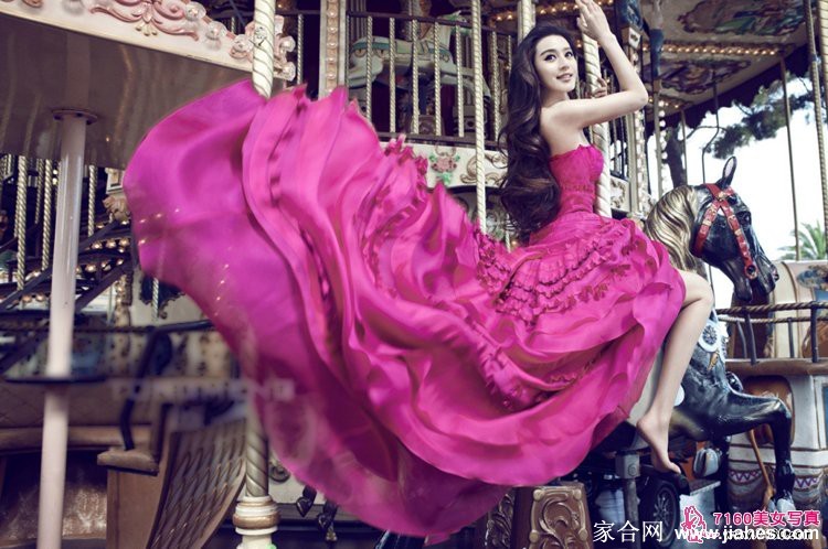 范冰冰身着银色流光长裙，侧身立于冰蓝光影中，发丝飞扬，眼神坚定如冰原上的女王