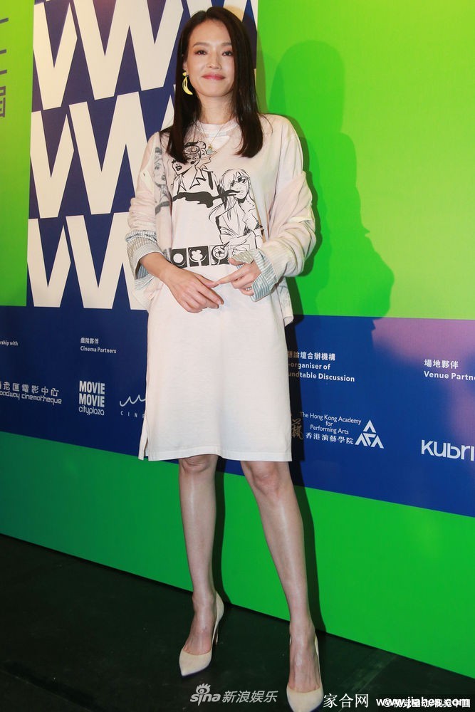 舒淇在海邊漫步，髮絲輕揚，笑容燦爛如霞，整個畫面充滿自由與灑脫的氣息