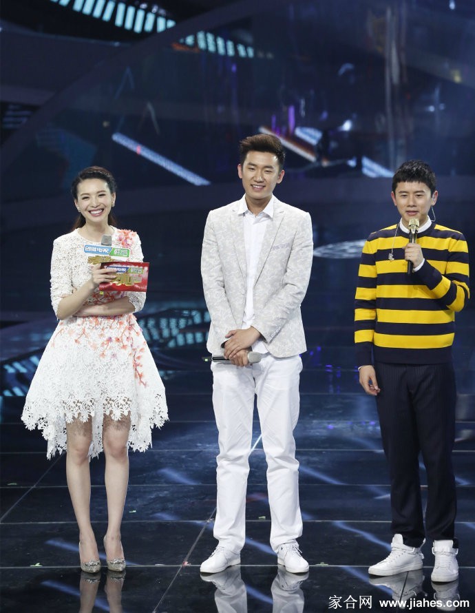 后台瞬间，栗坤放松倚坐，眼神柔和望向镜头，散发出自然从容的亲和力