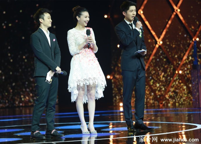 活动现场，栗坤一袭裙装搭配精致鞋履，仪态万方，正与旁人文雅交流