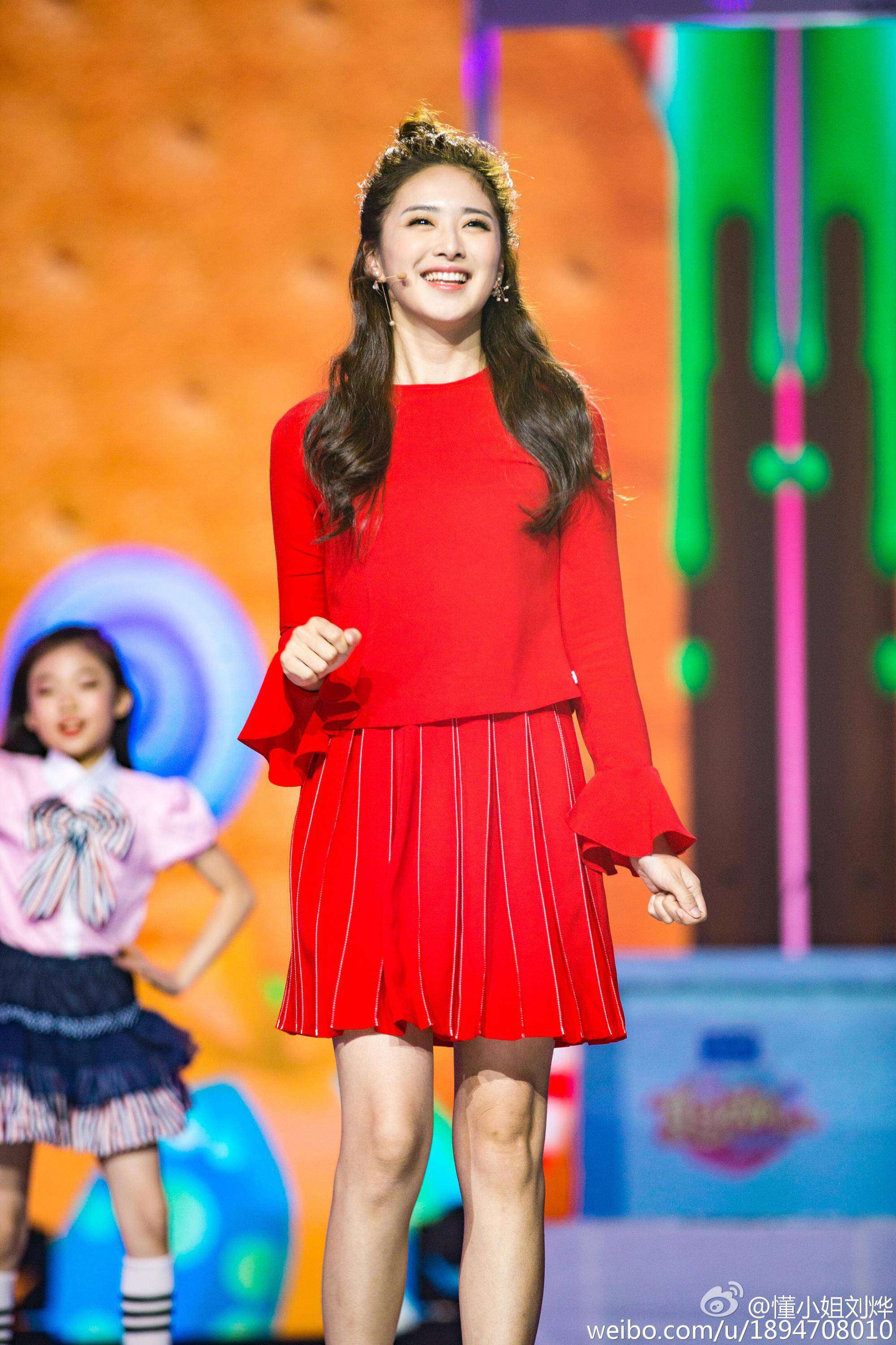 刘烨身着精致白色西装套裙，侧身展现优雅曲线与自信笑容