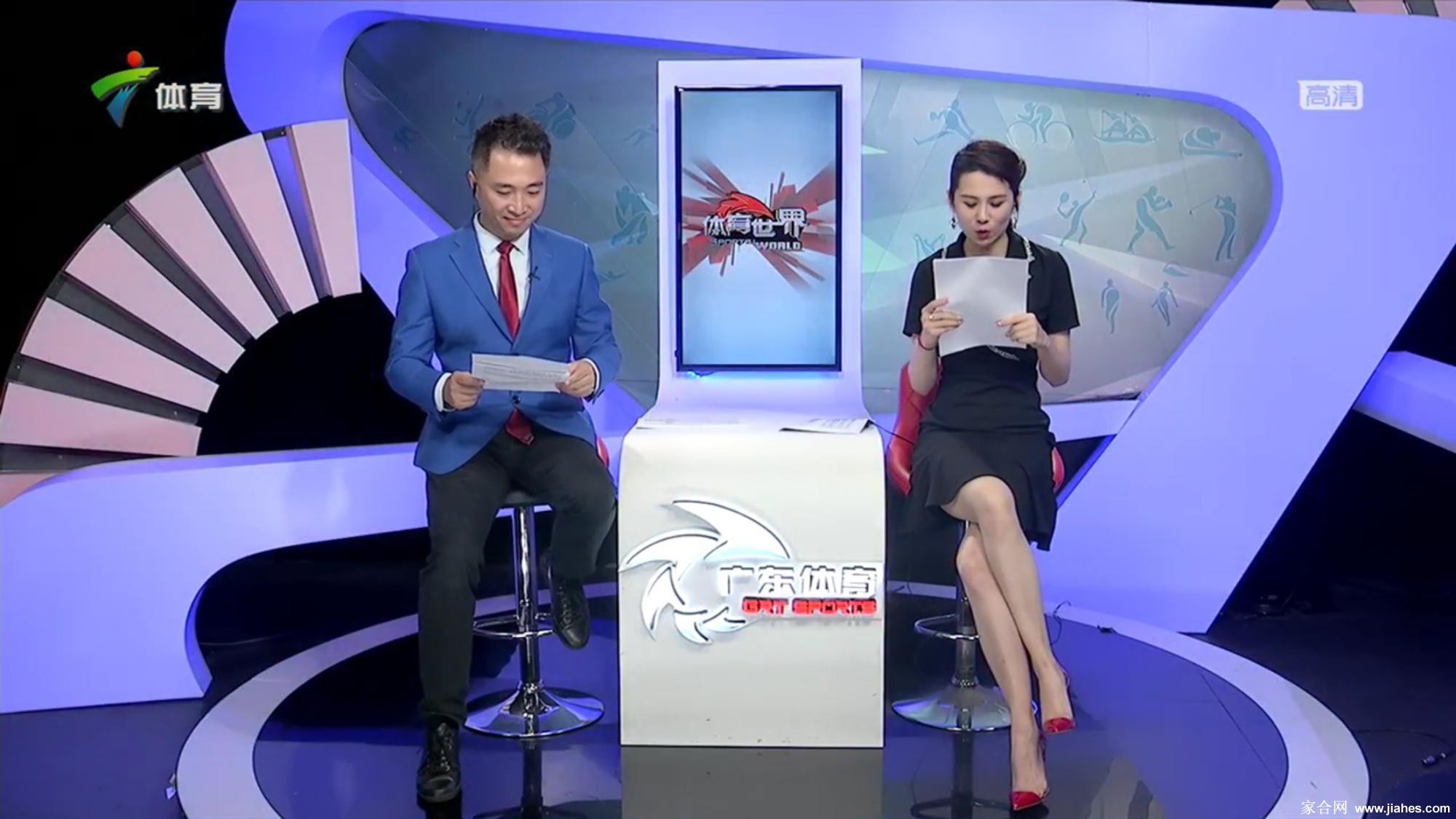 张可盈身着深色连衣裙侧身微笑，优雅气质与身后背景融为一体