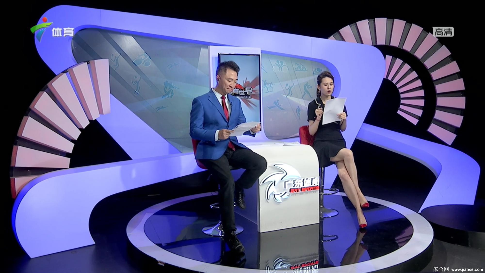 直播间内张可盈回眸一笑，尽显灵动与俏皮的主持魅力