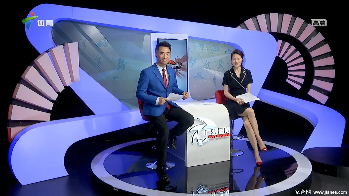 张可盈坐姿优雅直面镜头，展现自信从容的职业风采