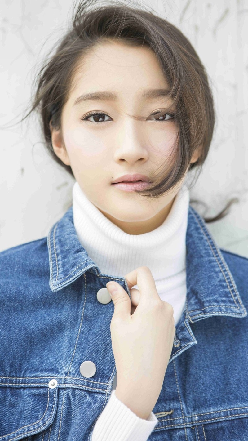 关晓彤轻轻倚靠花园长椅侧首凝望，阳光透过树叶洒落形成斑驳梦幻的光影