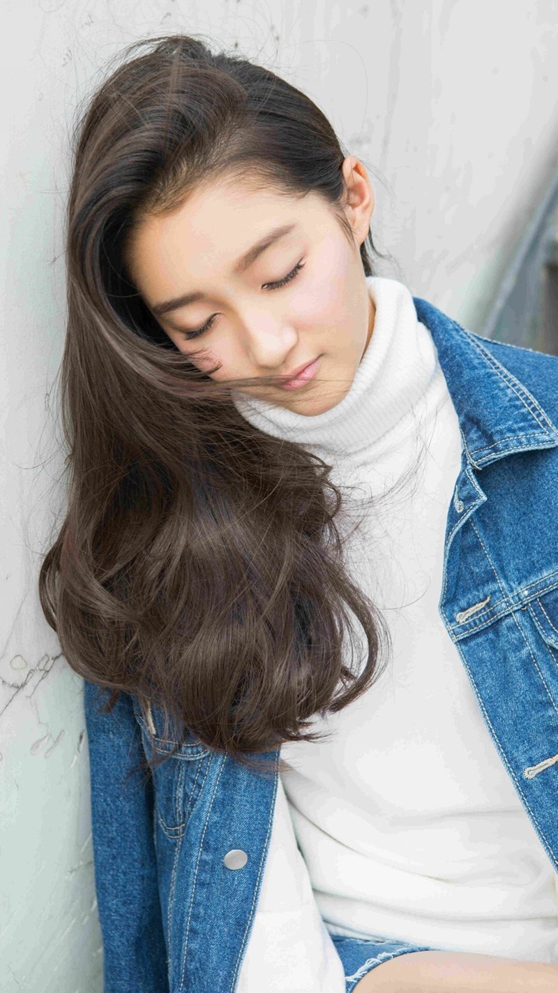 关晓彤闭上双眼轻柔嗅闻手中花香，神态专注恬静，展现出温柔静谧的美好瞬间