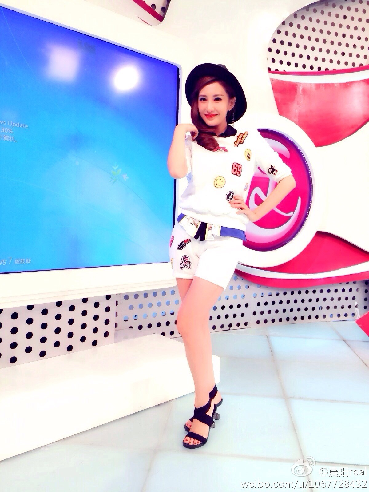 近距离捕捉晨阳录制特写，灯光映照下面容精致，展现媒体人专业面貌