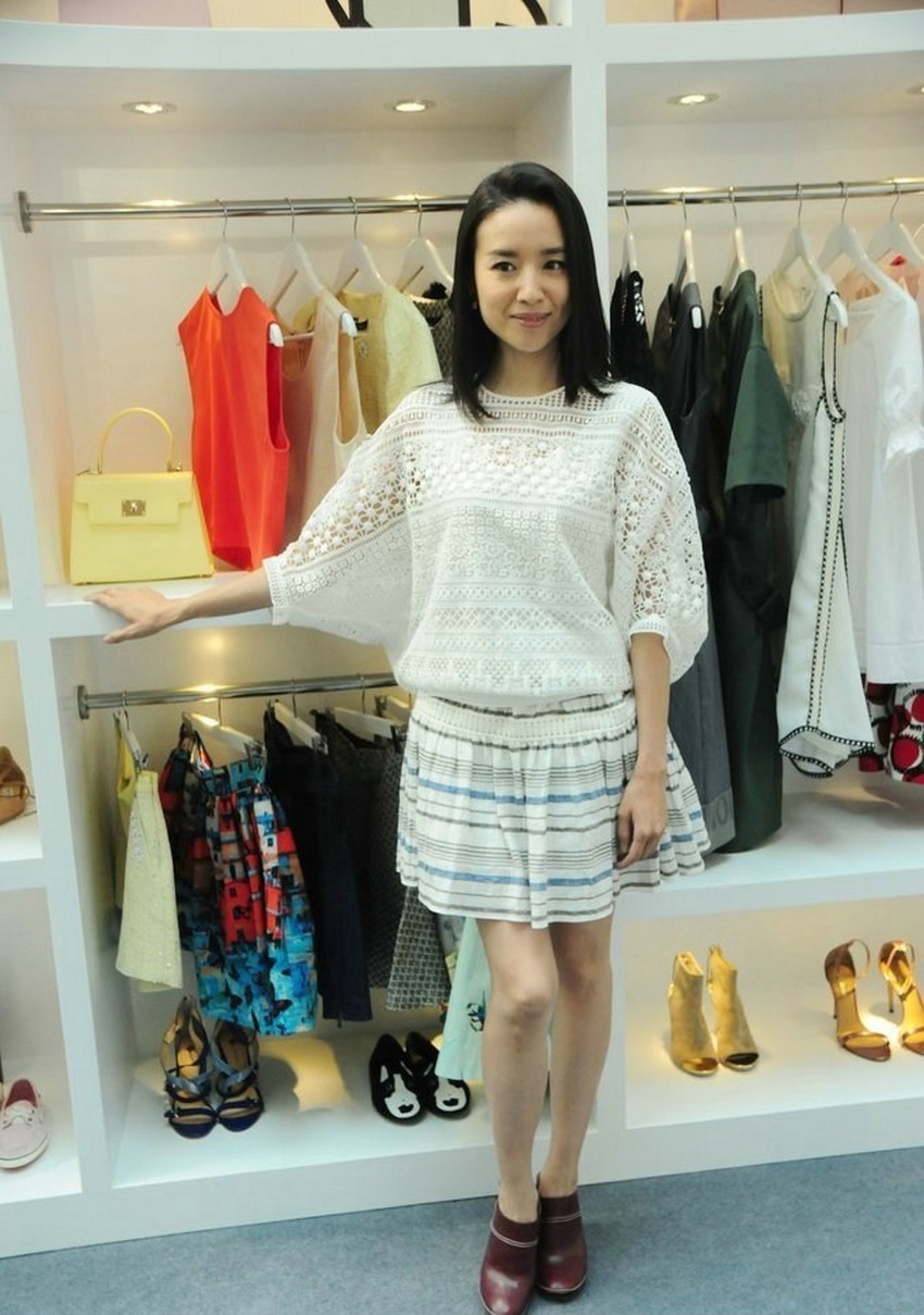 董洁裙摆轻扬步履从容 展现自信优雅风采