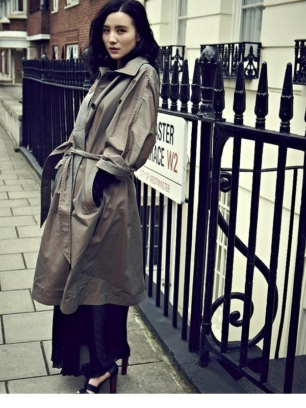 经典双排扣风衣搭配墨镜，宋佳回眸间尽显独立率性的英伦格调