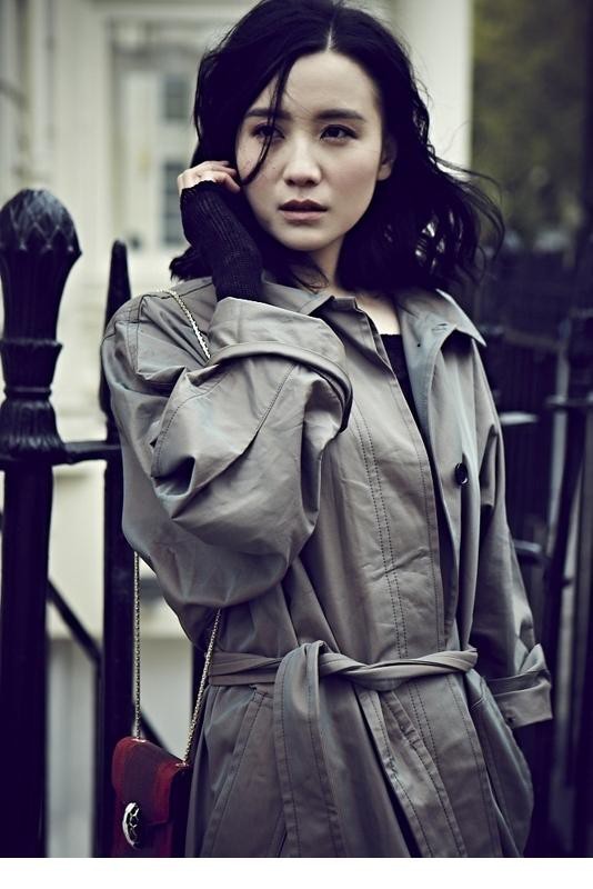 暖色调光影下，宋佳身着风衣从容前行，尽显冬日暖意与时尚风度