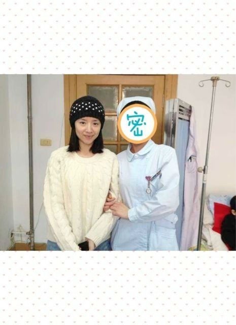 董洁戴着俏皮的趣味帽子对镜头做鬼脸，展现幽默搞怪的另一面