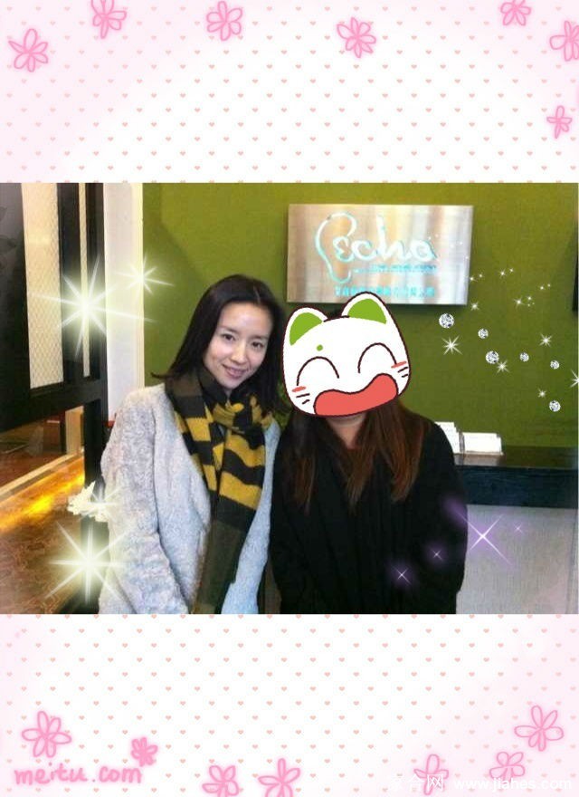 董洁身穿条纹衫牛仔裤，在生日蛋糕旁露出灿烂笑容，尽显青春活力