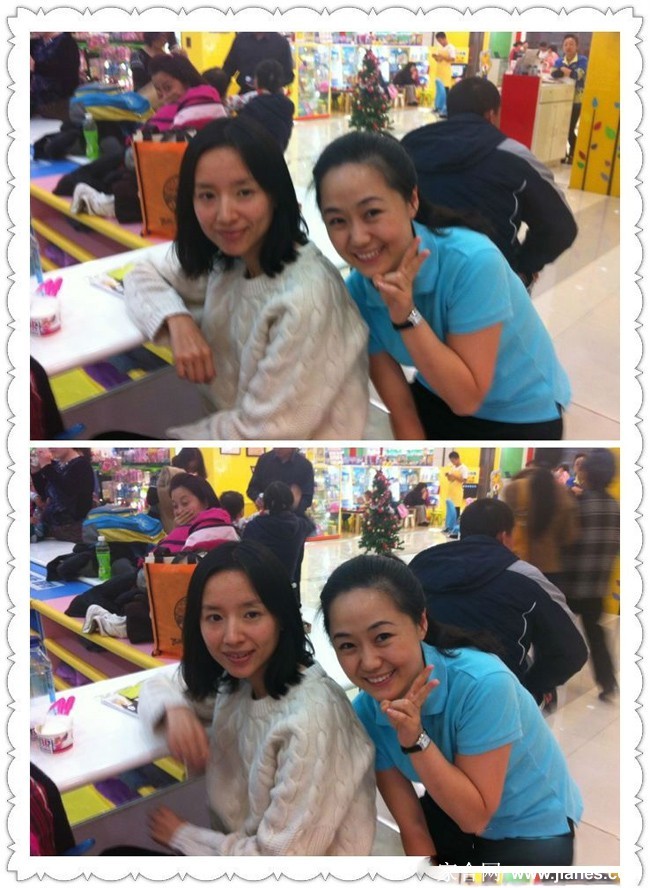 董洁与小女孩并肩坐在台阶上，两人手捧果实转头对视，笑容默契而温暖