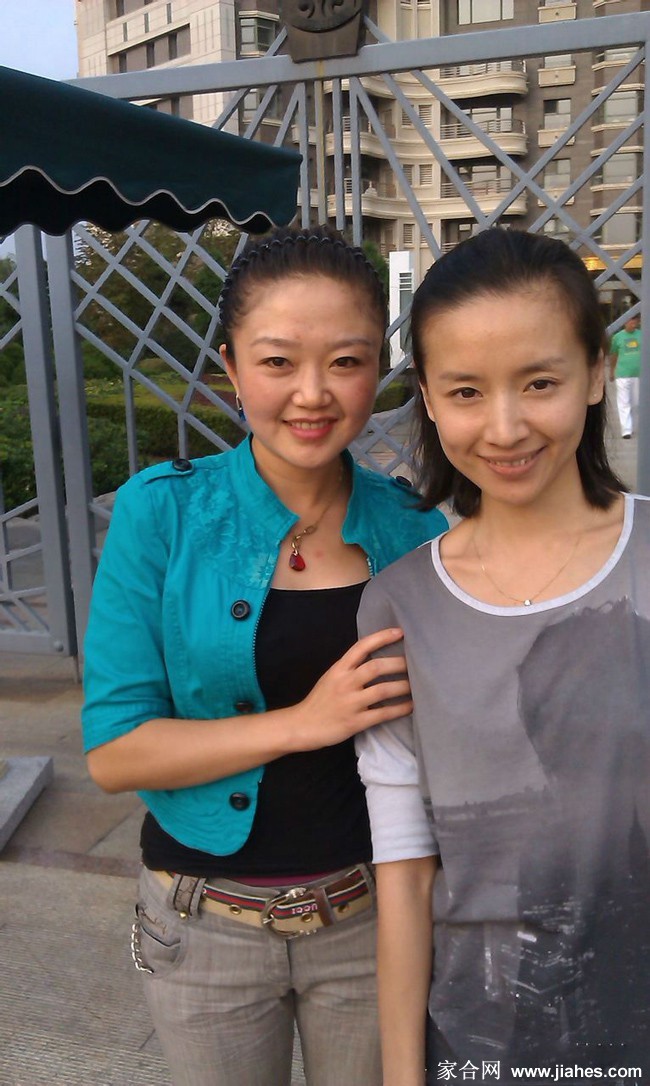 董洁手捧樱桃轻嗅果香，在阳光下展露恬静满足的侧脸微笑