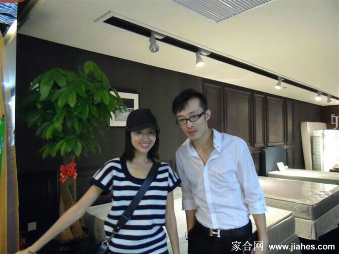 董洁在生日聚会中俏皮地扭动身体，表情灵动可爱，充满欢乐气息