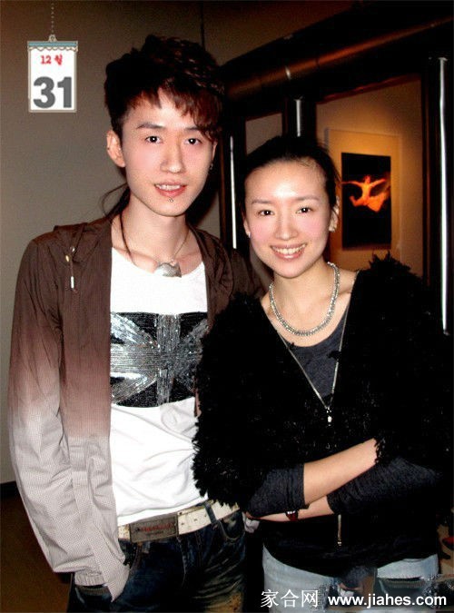 董洁穿着居家服，与装饰着玫瑰花的生日蛋糕开心合影，氛围温馨