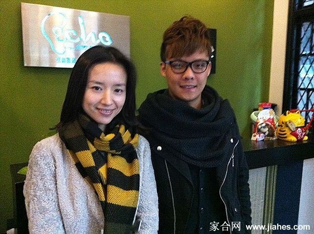 儿子顶顶俯身帮妈妈董洁吹生日蜡烛，画面温馨有爱，充满亲情