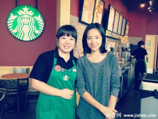 董洁与儿子顶顶头挨着头亲密合照，两人脸上都洋溢着幸福的笑容