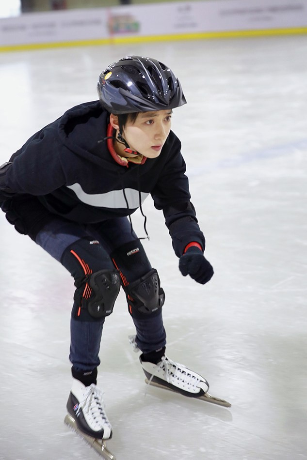 冯文娟滑行中回眸，发丝飞扬尽显动感与洒脱