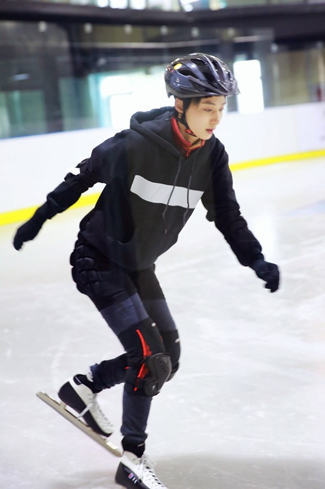 冯文娟起步瞬间，冰花飞溅充满力量与速度感