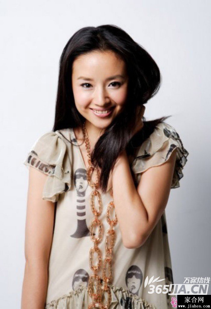 黑白光影中，董洁凝望远方，轮廓分明如同精致的雕塑