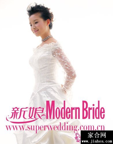 光影交错间，董洁回眸一瞥，发丝轻扬，瞬间充满了故事感