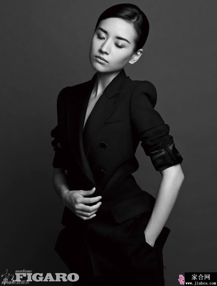 时尚造型下的沉思瞬间，强烈的视觉对比凸显其独特的气质