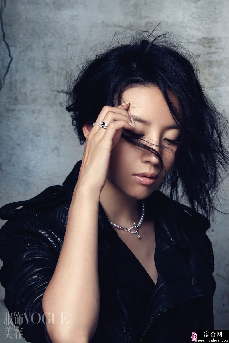 优雅侧影，服装线条流畅，勾勒出静谧而充满力量感的姿态