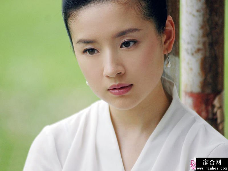 近距离特写，眼神深邃而柔和，肌肤纹理诉说着真实的质感