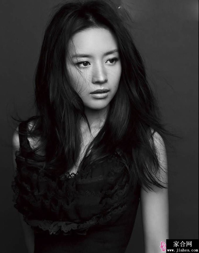 最后一张，她仿佛沉浸在自我的世界里，画面充满宁静的叙事力量