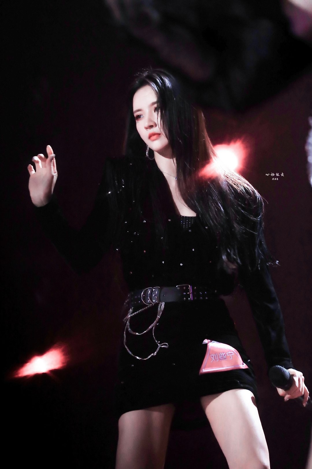 刘些宁微倚墙面姿态松弛，黑色裙摆与肌肤形成迷人对比