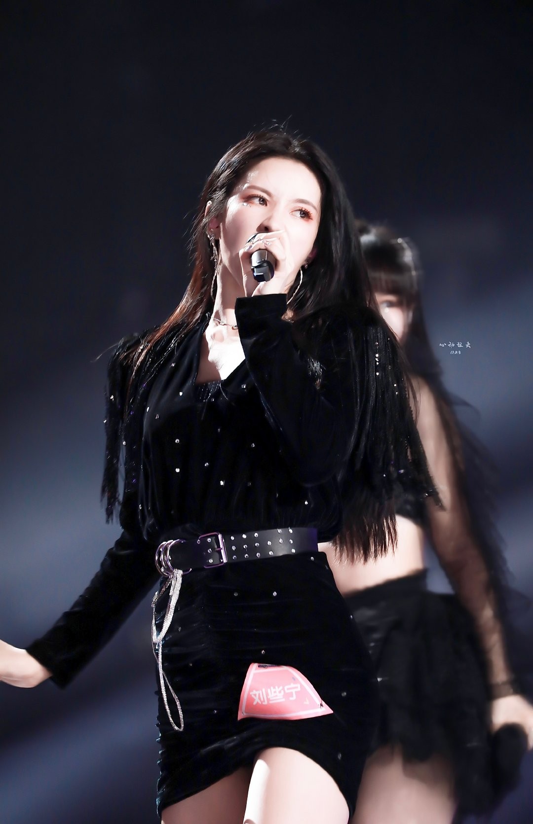 光影勾勒刘些宁优雅侧颜与肩颈线，气质清冷迷人