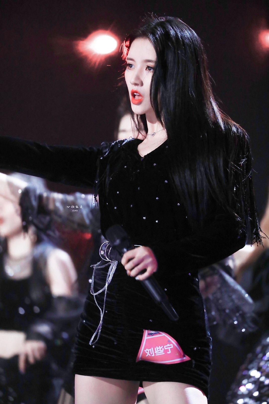 刘些宁身着黑色包臀裙侧身回眸，身姿曼妙眼含笑意