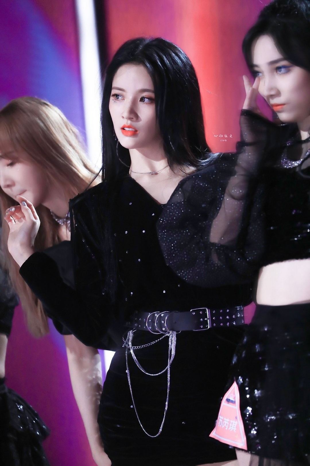 刘些宁转身展现优美背部曲线，包臀裙设计尽显玲珑身段