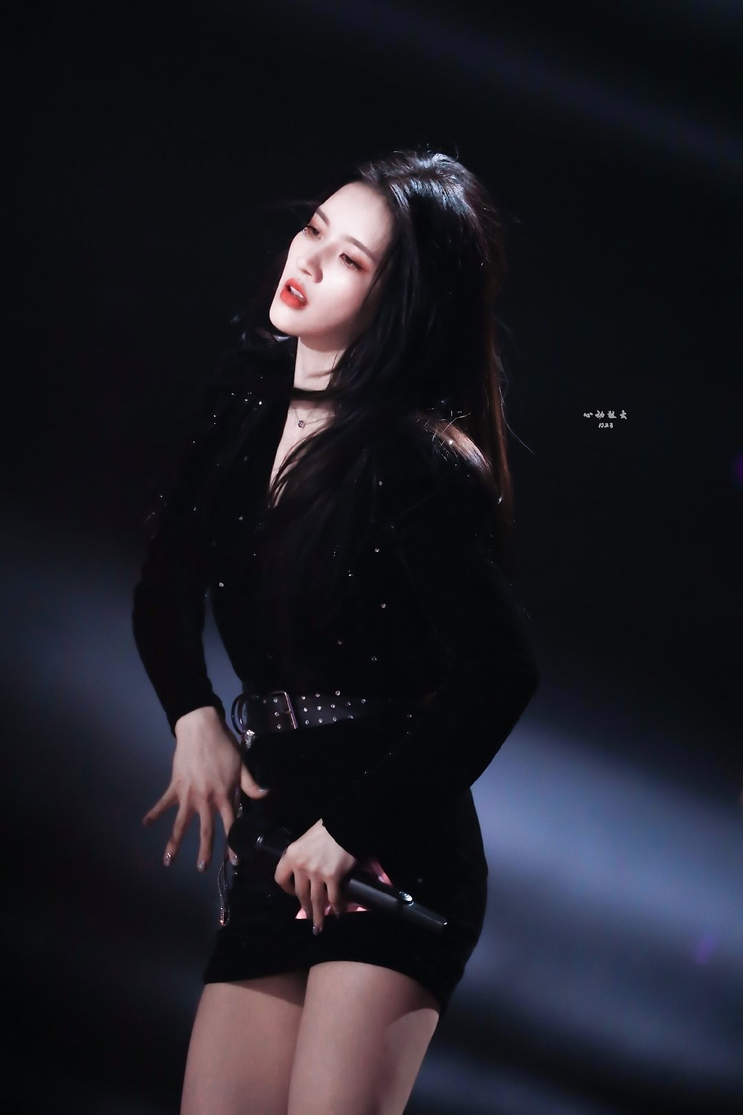 刘些宁于斑马线前驻足，都市背景衬托其摩登时尚气质