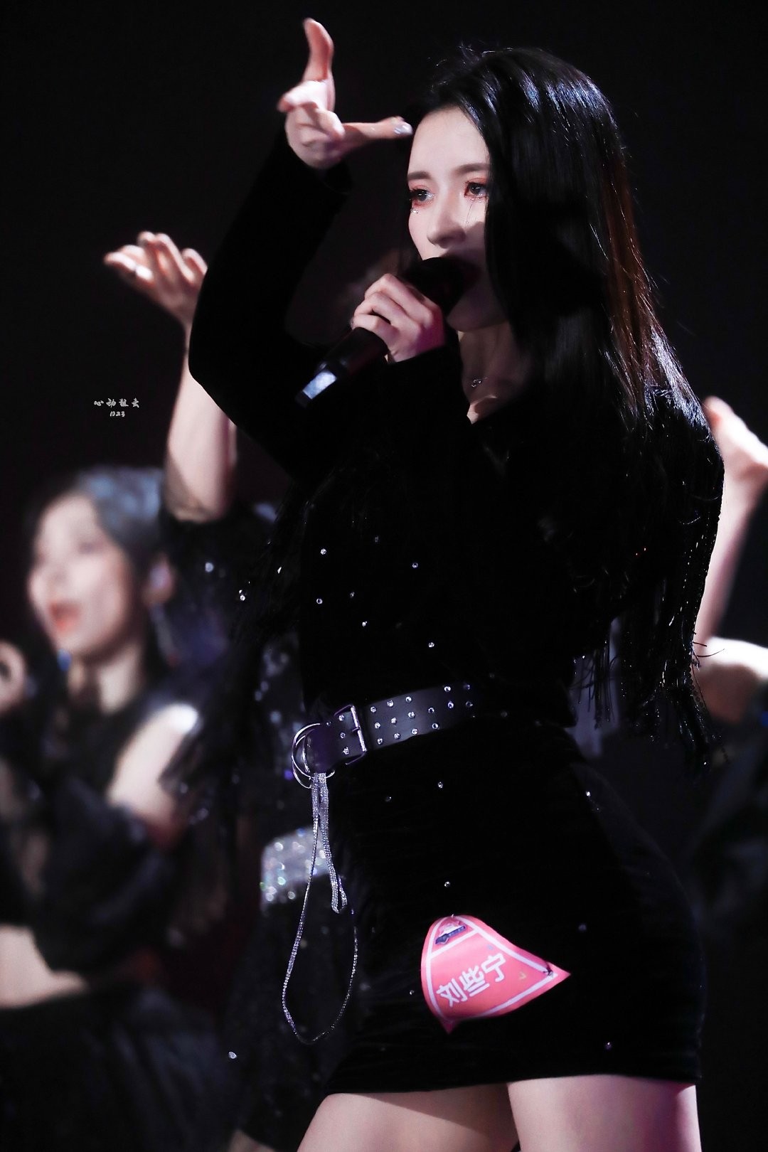 刘些宁展现自信从容笑容，黑色装扮更显肌肤胜雪