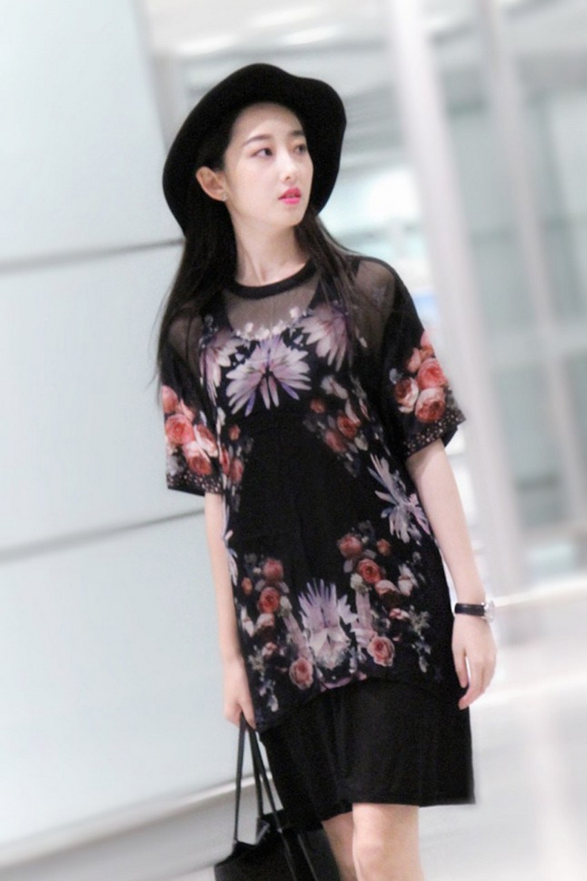 镜头特写蒋梦婕精致侧颜与花朵耳饰，演绎静谧的浪漫